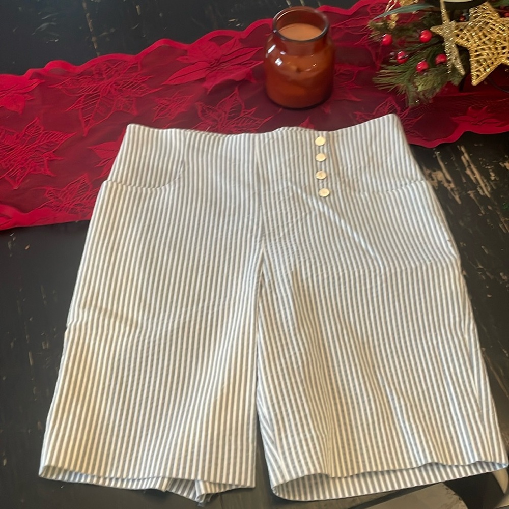 Movetes Bermuda shorts.